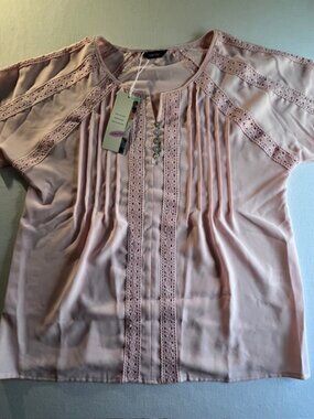 DOKTOO Pink Boho Blouse floral crochet lace and pintuck design blush pink Medium